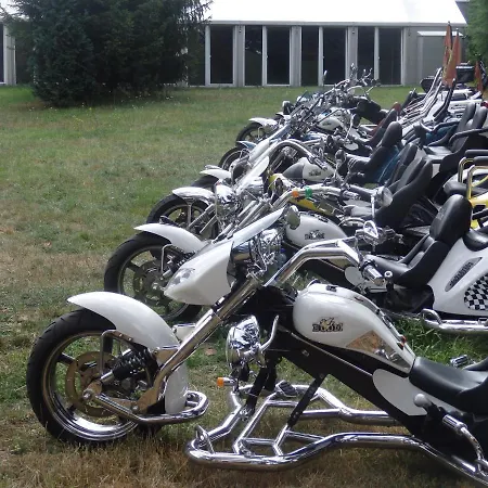 홀리데이파크 Gosciniec - Byla Baza Wojskowa 보르네 술리노보